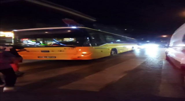 İETT şoförü aracını yol ortasında bırakıp düğüne gidince trafik karıştı