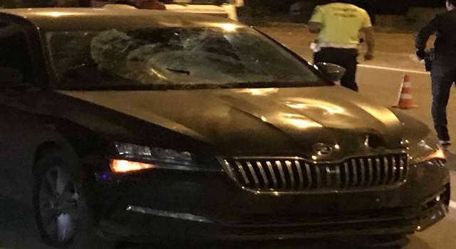 Iğdırda otomobilin çarptığı genç, bisikletinden fırlayarak aracın ön camına düştü