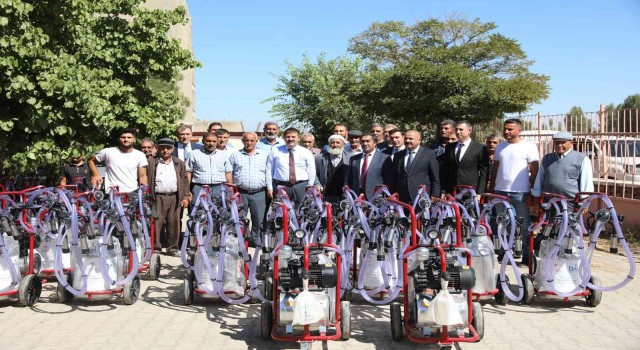 Iğdırda üreticilere 36 adet seyyar süt sağım ünitesinin dağıtımı yapıldı