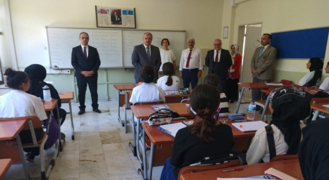 İl Milli Eğitim Müdürlüğü, öğrencileri yalnız bırakmıyor