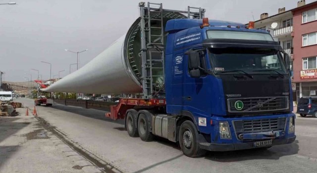 İlçenin içinden geçtiler, gören bir daha baktı
