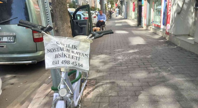 İlginç sıfatlar yazılı satılık bisikletler alıcısını bekliyor