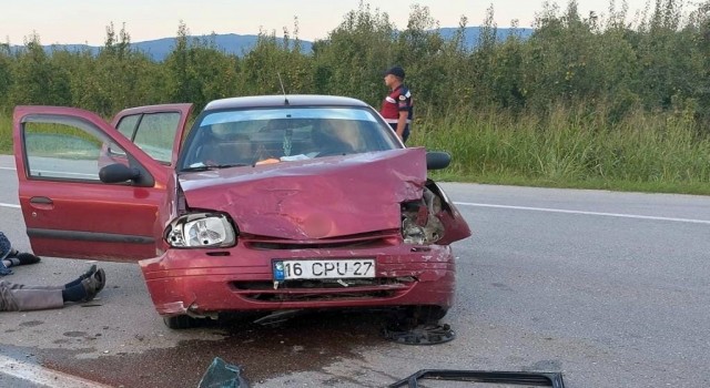İnegölde iki otomobil çarpıştı: 4 yaralı