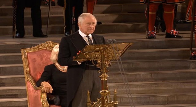 İngiltere Kralı III. Charles, parlamento binasında taziyeleri kabul etti