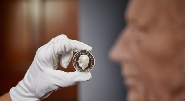 İngilterede Kral 3. Charlesın portresini içeren yeni madeni paraların üretimi başladı