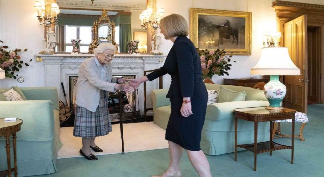 İngilterenin yeni Başbakanı Liz Truss, Kraliçe ile görüştü