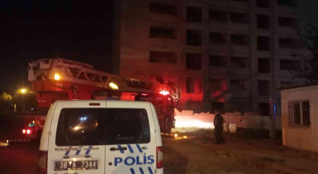İnşaata çıkan 2 arkadaşı polis ikna etti