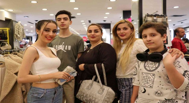 İranlı turistler Van esnafının yüzünü güldürdü