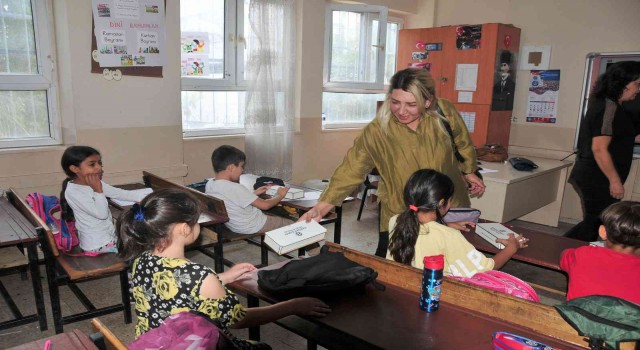 İş kadını Uluğdan öğrencilere eğitim seti
