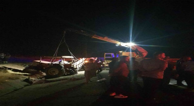 İşçileri taşıyan traktör ile kamyon çarpıştı: 1 ölü, 6 yaralı