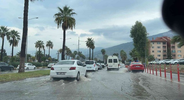 İskenderunda sağanak yolları göle çevirdi