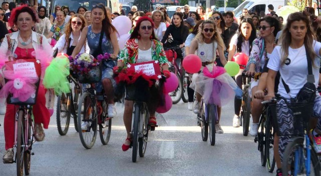 Ispartada süslü kadınlar pedal çevirdi