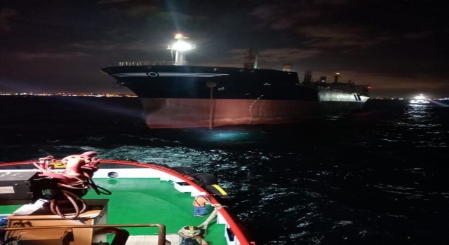 İstanbul Boğazında arıza yapan gemi Küçükçekmece Demir Bölgesine demirletildi