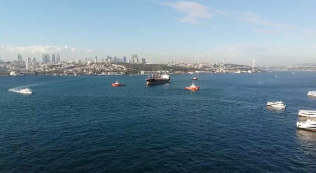İstanbul Boğazında arıza yapan kuru yük gemisi Ahırkapıya çekilmeye başlandı