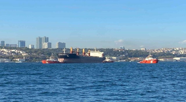 İstanbul Boğazında Üsküdar sahilinde, vapur iskelesinin 100 metre açığında tehlike.