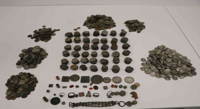 İstanbul Havalimanında tarihi eser operasyonu: 4 bin sikke ile 27 tarihi eser ele geçirildi