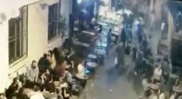İstanbulda cinayetle biten bıçaklı kavga kamerada: 8 yerinden bıçaklanarak öldürüldü