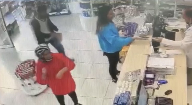 İstanbulda eczanede genç kadına yumruklu saldırı kamerada