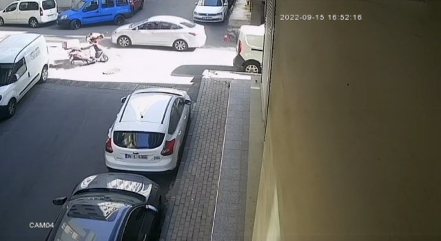 İstanbulda feci kaza kamerada: Motosikletli kurye başıyla arka camı patlattı