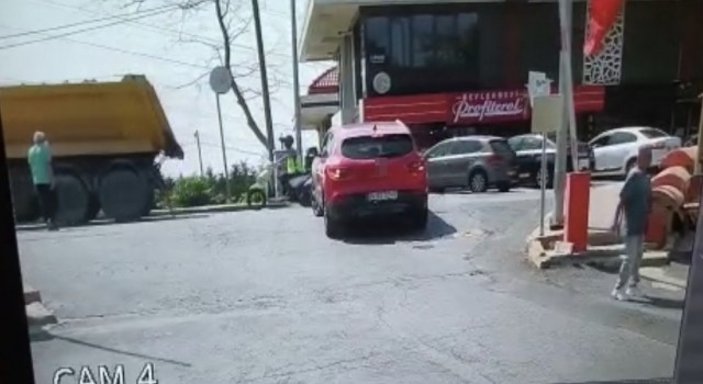 İstanbulda feci kaza kamerada: Yolun karşısına geçerken araç çarptı