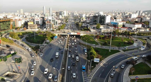 İstanbulda haftanın ilk günü trafik yoğunluğu yüzde 60a ulaştı