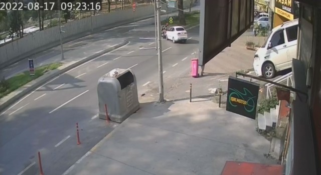 İstanbulda hatalı dönüş kazası kamerada: Araca çarpan motosikletli yaralandı