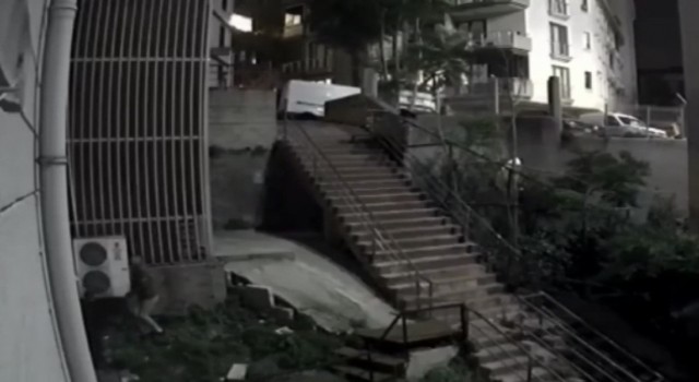 İstanbulda ilginç hırsızlık kamerada: Klima motorunu çaldılar