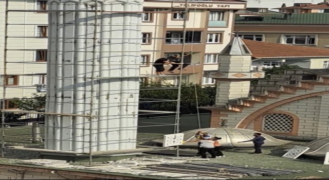 İstanbulda ilginç minare yenilemesi kamerada: Aşağıya atlayıp yukarıya taş çektiler