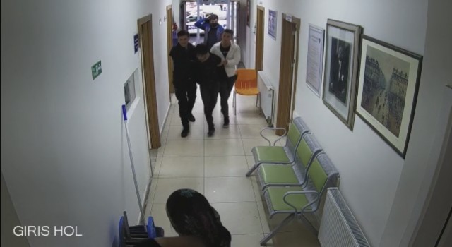 İstanbulda ilginç olay kamerada: Suçüstü yakalanan hırsız polis merkezinin kapısını yıktı