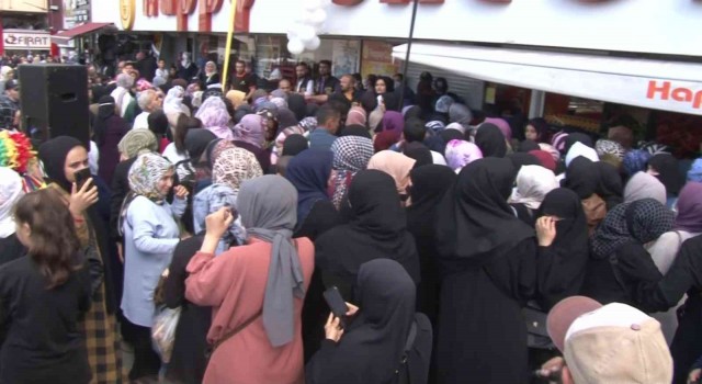 İstanbulda indirim izdihamı: Mağazanın kepenkleri kapatıldı