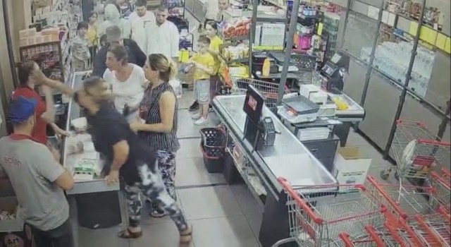 İstanbulda kadın kasiyere kadından tokatlı saldırı kamerada