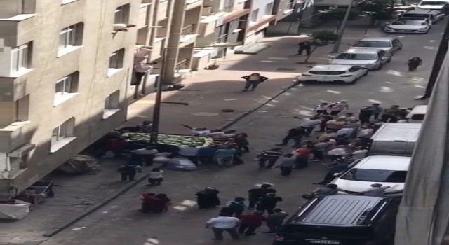 İstanbulda korku dolu anlar kamerada: Battaniye açarak kadını kurtarmaya çalıştılar