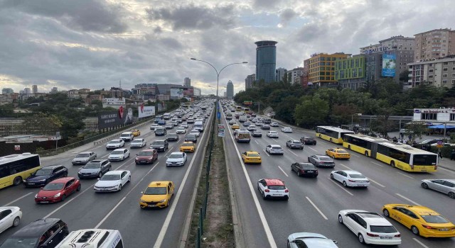 İstanbulda okullar açıldı, trafik yoğunluğu oluştu