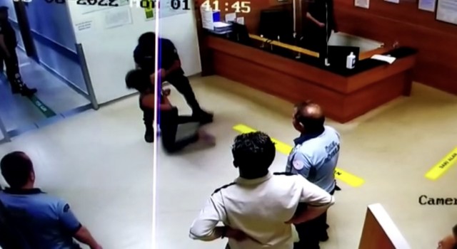 İstanbulda polisin kurtardığı kadın, polise kafa attı