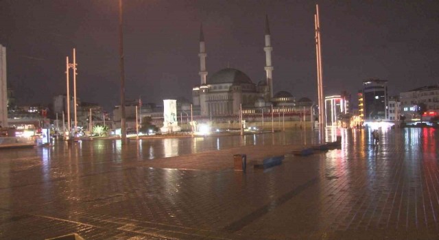 İstanbulda sağanak yağmur etkili oluyor