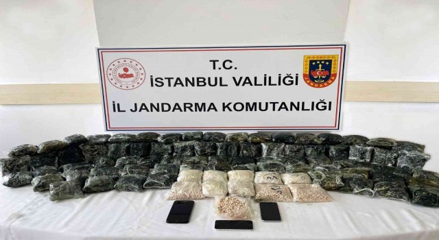 İstanbulda torbacıya uyuşturucu operasyonu kamerada: 300 bin hap ele geçirildi
