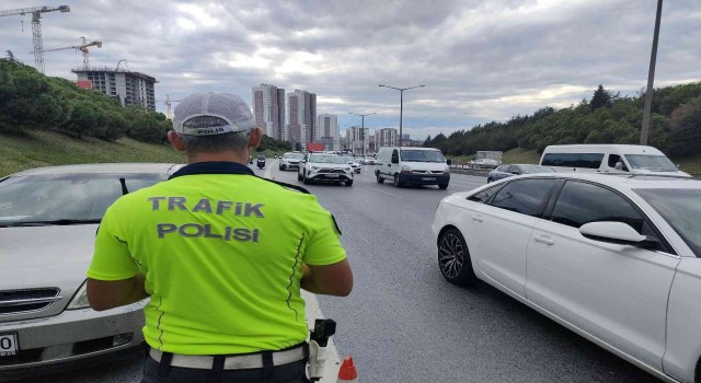 İstanbulda trafik denetimi: Kurallara uymayanlara ceza yağdı