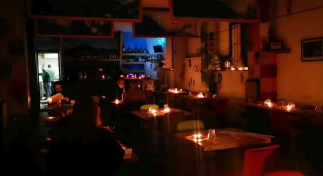 İtalyada restoran, yüksek elektrik faturası nedeniyle mum yaktı