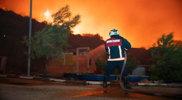 İtfaiye ekiplerinin Mersinde yangınla mücadelesi sabaha kadar sürdü