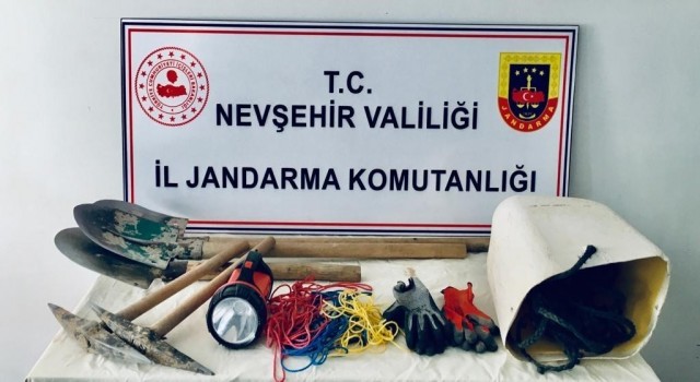 İzinsiz kazı yaparken suçüstü yakalandılar