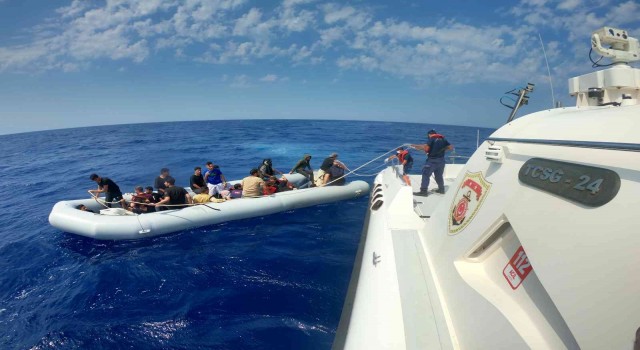 İzmir açıklarında 115 düzensiz göçmen kurtarıldı, 35 göçmen yakalandı