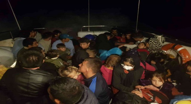 İzmir açıklarında 5 düzensiz göçmen kurtarıldı, 49u yakalandı