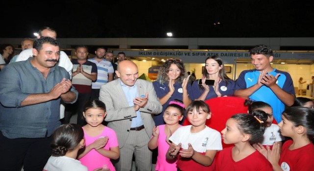 İzmir Fuarında Bayraklı rüzgarı
