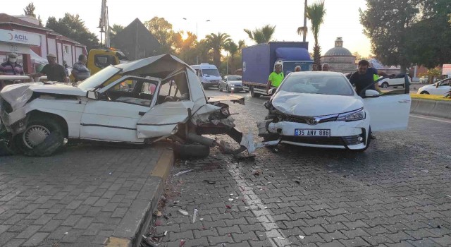 İzmirde 3 araçlı zincirleme kaza: 3 yaralı