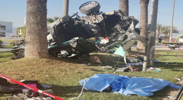 İzmirde bariyerleri aşıp ağaca çarpan araç hurdaya döndü: 2 ölü, 1 yaralı