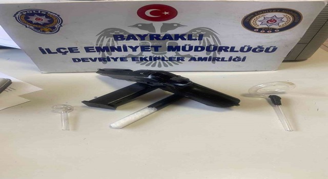 İzmirde farklı suçlardan aranan şüpheli, çalıntı araç içerisinde yakalandı