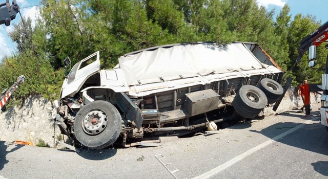 İzmirde freni boşalan kamyon, devrilip sürüklendi