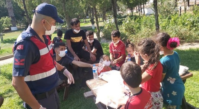 İzmirde jandarma 794 düzensiz göçmen ve 7 organizatör yakaladı