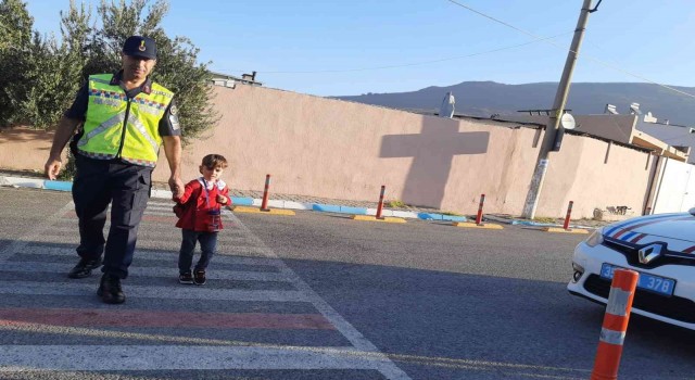 İzmirde jandarmadan okul ve çevresi denetimi