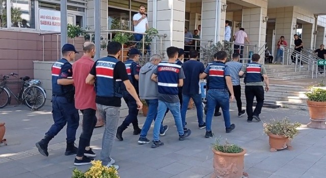 İzmirde jandarmadan uyuşturucu tacirlerine operasyon: 7 gözaltı